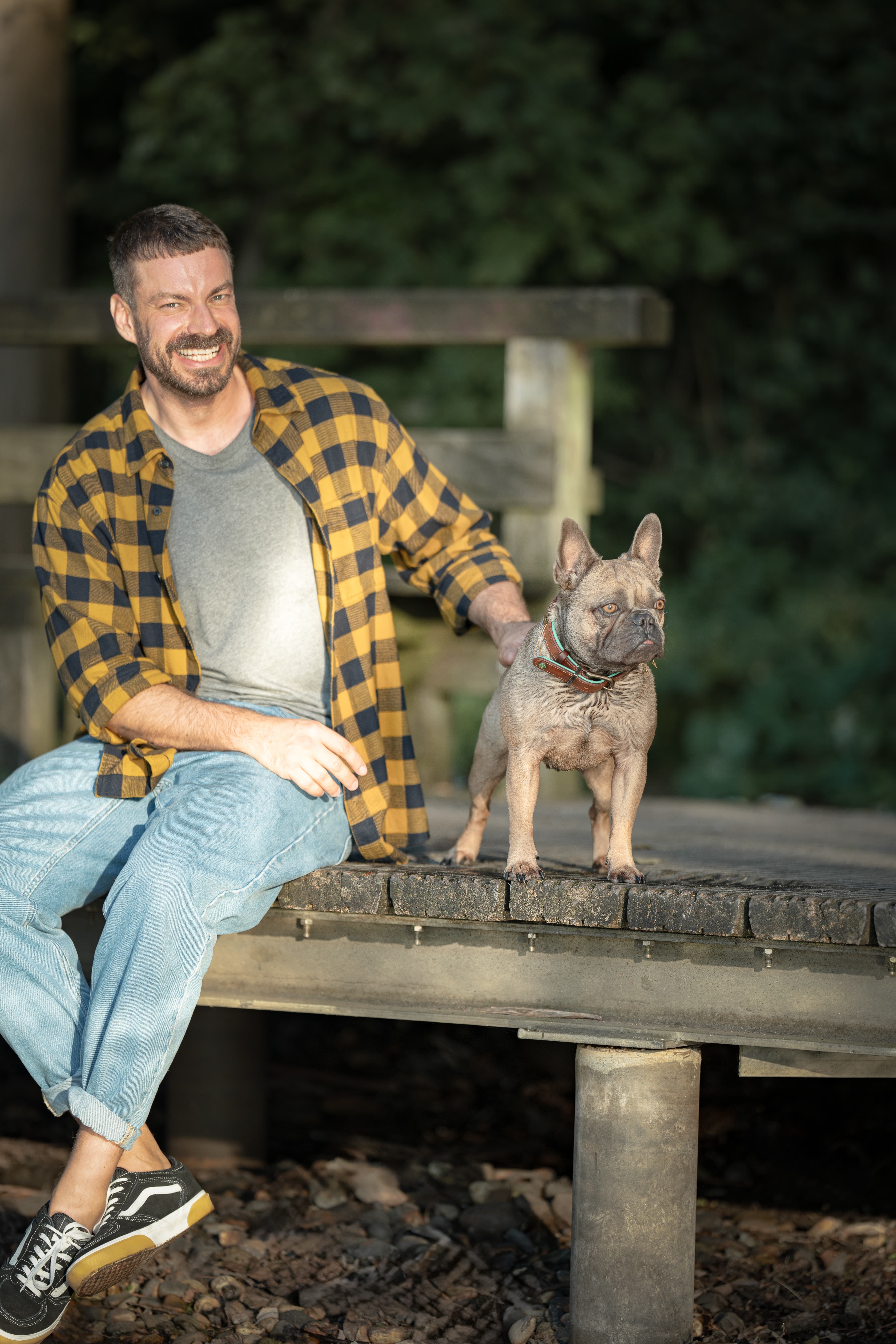 Bo und sein Papa sitzen entspannt zu zweit am Steg