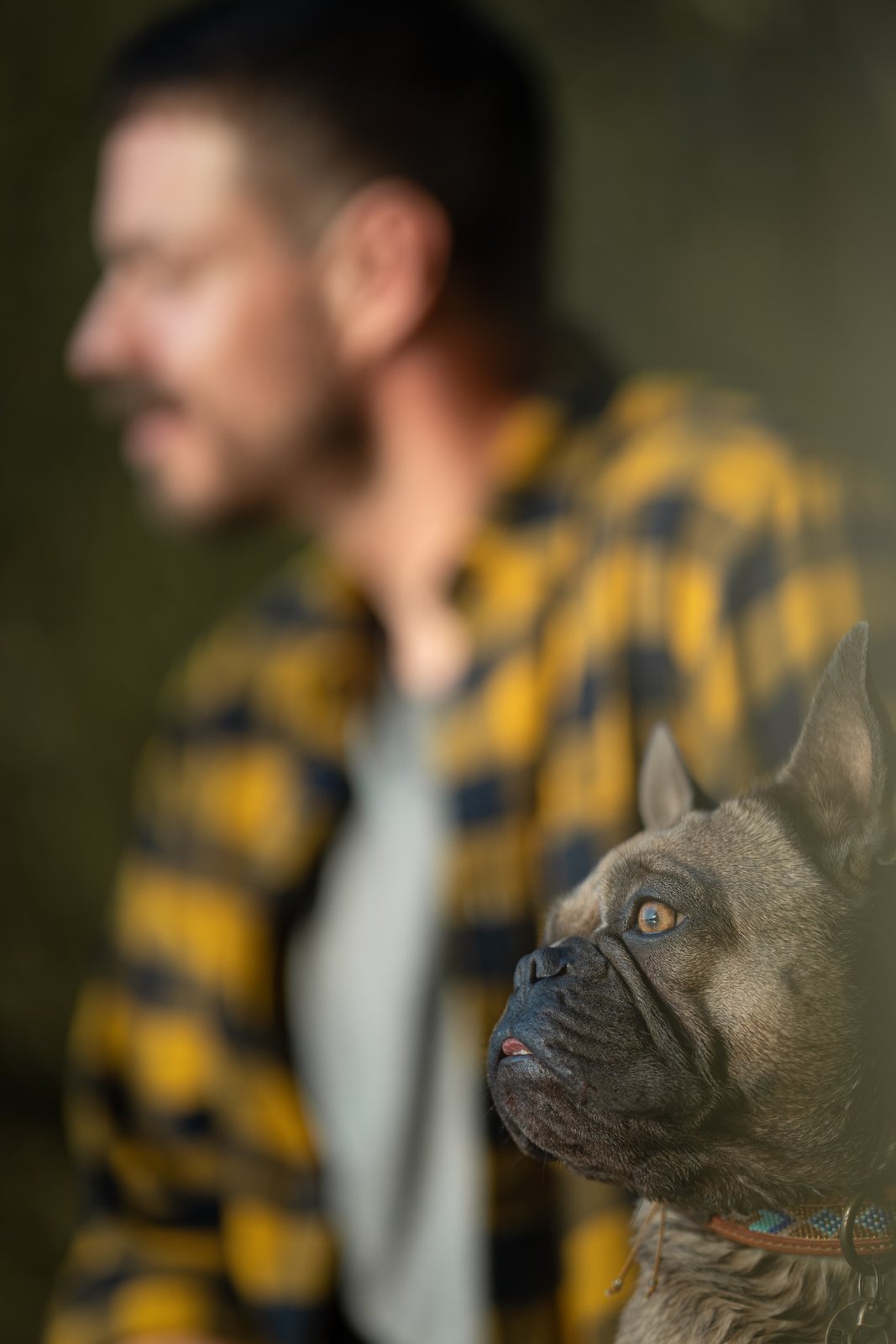 Bo im Profil, sein Papa unscharf im Hintergrund